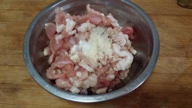 肉丁加料酒一勺、白胡椒、生粉少许上浆入味。