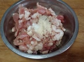 肉丁加料酒一勺、白胡椒、生粉少许上浆入味。