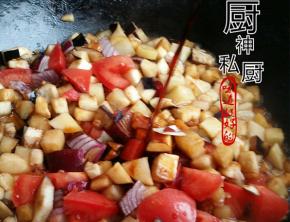 煸炒加红萝卜丁、洋葱丁、西红柿淋生抽加高汤适量，大火烧开3到4分钟左右加盐、糖、鸡粉勾一点点芡淋香油即可出锅，盛到大碗面。