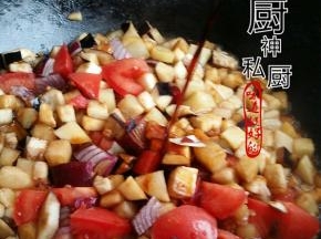 煸炒加红萝卜丁、洋葱丁、西红柿淋生抽加高汤适量，大火烧开3到4分钟左右加盐、糖、鸡粉勾一点点芡淋香油即可出锅，盛到大碗面。