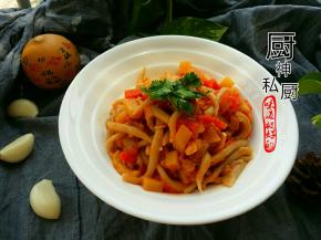 将炒好菜浇在莜面鱼鱼上即可食用。