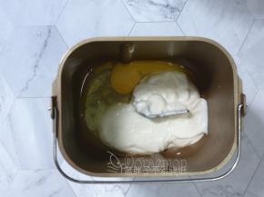 东菱面包桶先放入鸡蛋液、酸奶。