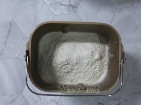 再倒入低筋面粉和高筋面粉。