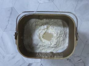 最后对角线放入糖和盐。在面粉中间挖一个洞，倒入酵母，再盖上面粉。