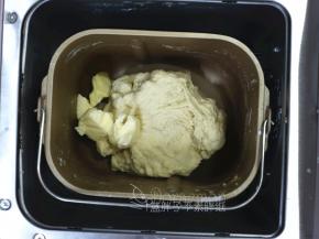 启动法式软面包模式。在第一次搅拌结束的时候，放入软化好的黄油。