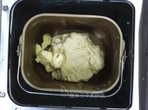 启动法式软面包模式。在第一次搅拌结束的时候，放入软化好的黄油。