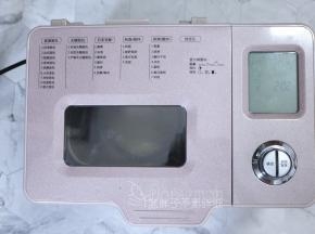 盖上面包机的盖子，静静等待，时间到了之后，酸奶吐司就做好了。