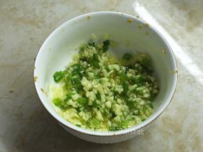 黄油隔水加热融化，加入蒜泥和葱花，搅拌均匀。