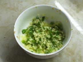 黄油隔水加热融化，加入蒜泥和葱花，搅拌均匀。