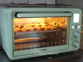 送入预热好的烤箱，中层，上下火190度，15分钟。