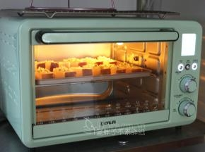 送入预热好的烤箱，中层，上下火190度，15分钟。