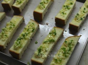 晾凉好的吐司切成条，在表面填上蒜泥等。