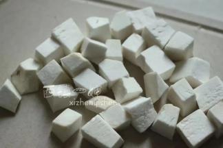 杏鲍菇清洗干净后切成方块状。