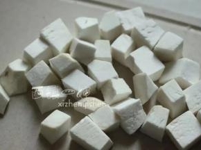 杏鲍菇清洗干净后切成方块状。