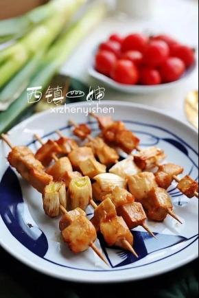 做这个之前，最好是提前一晚将鸡肉和杏鲍菇用腌料腌上入味，或者是到家后至少留出40分钟的时间入味。腌料你可以用生抽、盐、孜然粉这些自己配，也可以跟我一样省事，直接用现成的。正好我最近在吃九国风味的烤翅腌料，所以就把那包日式照烧味的单独拎出来做这个了。照烧汁大家应该很熟悉了，它的基本材料是酱油、日本清酒(例如米琳酒Mirin)、糖、姜末等等。与传统烤肉酱相比，照烧汁最大的特点就是比较甜比较浓稠，所以让烧烤出来的食物外表多了一种粘稠的焦味，颜色也偏深一些。这个腌料里面有一点点的白胡椒粉，做出来后其实吃不太出来辣味了，所以我家娃儿们能接受。