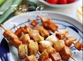 做这个之前，最好是提前一晚将鸡肉和杏鲍菇用腌料腌上入味，或者是到家后至少留出40分钟的时间入味。腌料你可以用生抽、盐、孜然粉这些自己配，也可以跟我一样省事，直接用现成的。正好我最近在吃九国风味的烤翅腌料，所以就把那包日式照烧味的单独拎出来做这个了。照烧汁大家应该很熟悉了，它的基本材料是酱油、日本清酒(例如米琳酒Mirin)、糖、姜末等等。与传统烤肉酱相比，照烧汁最大的特点就是比较甜比较浓稠，所以让烧烤出来的食物外表多了一种粘稠的焦味，颜色也偏深一些。这个腌料里面有一点点的白胡椒粉，做出来后其实吃不太出来辣味了，所以我家娃儿们能接受。