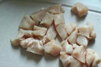 鸡肉洗干净后也切大肉丁状。