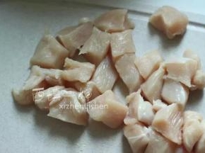鸡肉洗干净后也切大肉丁状。