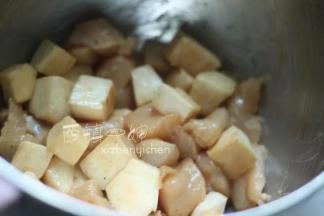 将腌料和杏鲍菇，鸡肉丁材料充分的拌匀。葱段可以先不放，因为我是中午腌晚上吃的，葱段提前放容易烂烂的。材料拌匀后盖上保鲜袋放进冰箱冷藏入味吧。