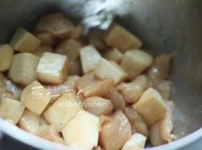 将腌料和杏鲍菇，鸡肉丁材料充分的拌匀。葱段可以先不放，因为我是中午腌晚上吃的，葱段提前放容易烂烂的。材料拌匀后盖上保鲜袋放进冰箱冷藏入味吧。