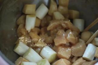 入味后拿出来，再放入切好的葱段进去拌匀。