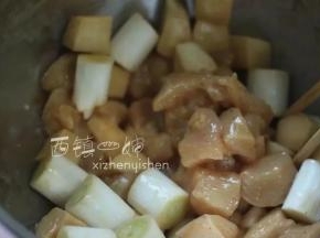 入味后拿出来，再放入切好的葱段进去拌匀。