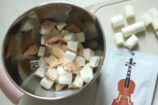 用的大葱段也切好。先将杏鲍菇和鸡肉丁倒入大碗中，再倒入日式照烧味的腌料。