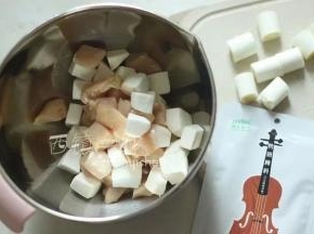 用的大葱段也切好。先将杏鲍菇和鸡肉丁倒入大碗中，再倒入日式照烧味的腌料。