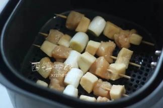 之后放进空气炸锅或者是铺了油纸的烤盘内。我做的量少直接上炸锅了，把竹签夹断了一截才放进去的，大家可用烤箱就不用还得掰断了。