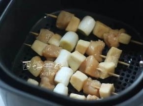 之后放进空气炸锅或者是铺了油纸的烤盘内。我做的量少直接上炸锅了，把竹签夹断了一截才放进去的，大家可用烤箱就不用还得掰断了。