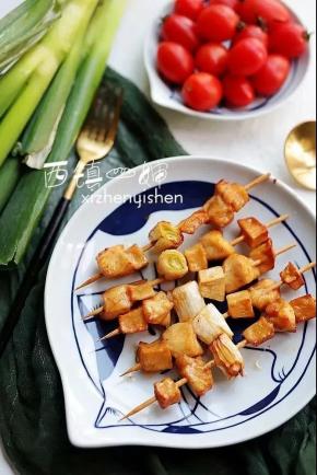 用190烤15分钟左右即可。时间要看你用的食材大小还有使用工具的温差哈，大家灵活调整别烤糊了。烤到中途时可以在表面刷一层照烧腌料汁，如果想烤出那种油亮的感觉，也可以出锅前五分钟刷一层蜂蜜水。