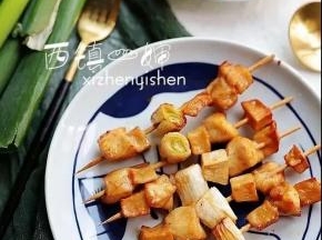 用190烤15分钟左右即可。时间要看你用的食材大小还有使用工具的温差哈，大家灵活调整别烤糊了。烤到中途时可以在表面刷一层照烧腌料汁，如果想烤出那种油亮的感觉，也可以出锅前五分钟刷一层蜂蜜水。