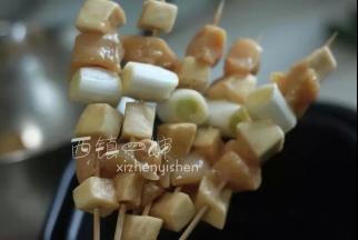 像图中这样将杏鲍菇，鸡肉丁，大葱段依次穿起来即可