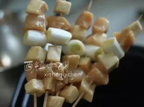 像图中这样将杏鲍菇，鸡肉丁，大葱段依次穿起来即可