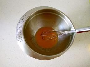 2玉米油、橘子汁和蜂蜜加入打蛋盆搅拌均匀。