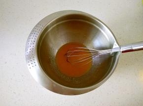 2玉米油、橘子汁和蜂蜜加入打蛋盆搅拌均匀。