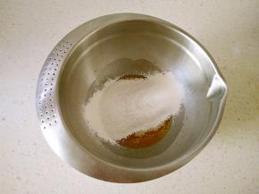 3筛入低粉与玉米淀粉。