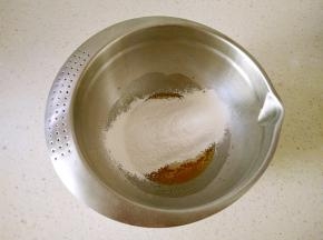 3筛入低粉与玉米淀粉。