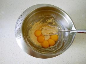 4搅拌无干粉，加入蛋黄。