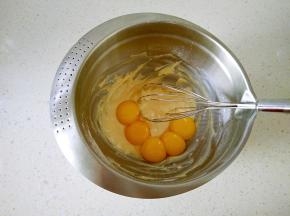 4搅拌无干粉，加入蛋黄。