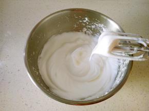 6蛋清分三次加糖打到提起打蛋头成大弯勾状态，再用打蛋头转几圈整理气泡。