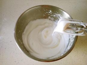 6蛋清分三次加糖打到提起打蛋头成大弯勾状态，再用打蛋头转几圈整理气泡。