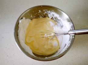 8把蛋黄糊倒回剩下的蛋白霜里，翻拌均匀。