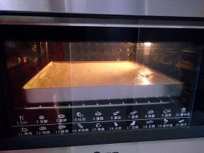 10放入预热好的烤箱，上下150度中层，25分钟左右，表面上色轻按有回弹即可。