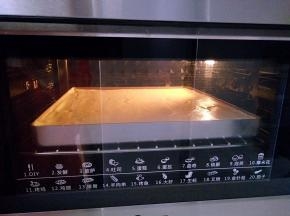 10放入预热好的烤箱，上下150度中层，25分钟左右，表面上色轻按有回弹即可。