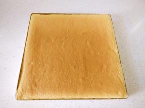 11取出烤盘轻震一次，用脱模刀贴模具四周划一圈，使蛋糕四周脱离烤盘，烤盘上覆盖一层油纸，倒扣在网架上，撕掉硅胶垫，蛋糕表面再盖一张油纸防止水分流失。