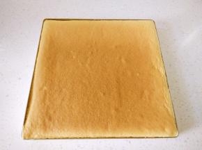 11取出烤盘轻震一次，用脱模刀贴模具四周划一圈，使蛋糕四周脱离烤盘，烤盘上覆盖一层油纸，倒扣在网架上，撕掉硅胶垫，蛋糕表面再盖一张油纸防止水分流失。