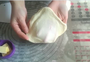 加黄油揉匀，这时候膜会薄一点，不要求揉到完全阶段。