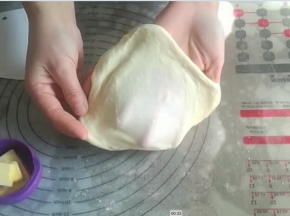 加黄油揉匀，这时候膜会薄一点，不要求揉到完全阶段。