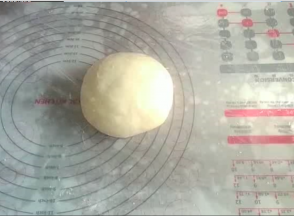 主面团揉好后，盖保鲜膜松弛半小时。